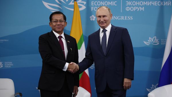 Russian President Vladimir Putin, left, and Min Aung Hline, chairman of the State Administrative Council, Prime Minister of the Interim Government and Commander-in-Chief of the Armed Forces of the Republic of the Union of Myanmar, meet on the sidelines of the 7th Eastern Economic Forum in Vladivostok - Sputnik International