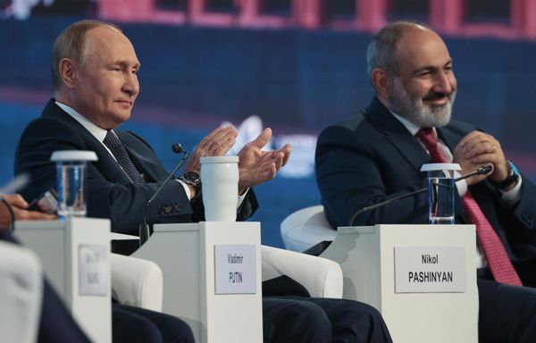 Russian President Vladimir Putin and Prime Minister of the Republic of Armenia Nikol Pashinyan (right) at the plenary session of the VII Eastern Economic Forum in Vladivostok - Sputnik International