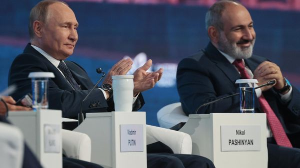 Russian President Vladimir Putin and Prime Minister of the Republic of Armenia Nikol Pashinyan (right) at the plenary session of the VII Eastern Economic Forum in Vladivostok - Sputnik International