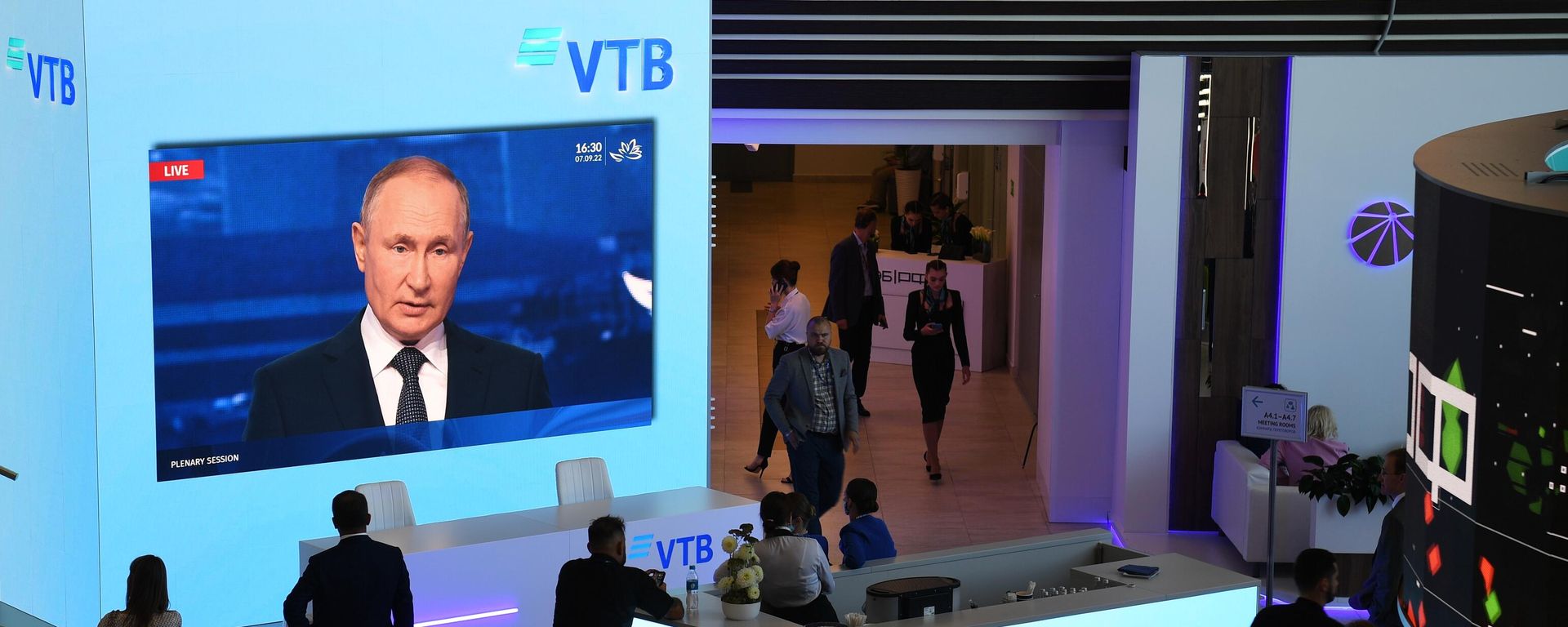 Russian President Vladimir Putin is seen on a screen as he attends the plenary session of the 2022 Eastern Economic Forum (EEF), in Vladivostok, Russia Russian President Vladimir Putin is seen on a screen as he attends the plenary session of the 2022 Eastern Economic Forum (EEF), in Vladivostok, Russia - Sputnik International, 1920, 07.09.2022