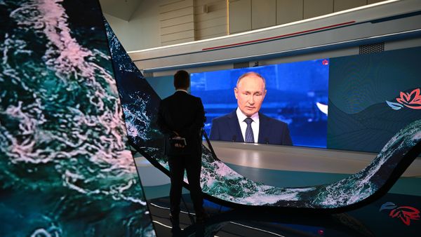 Russian President Vladimir Putin is seen on a screen as he attends the plenary session of the 2022 Eastern Economic Forum (EEF), in Vladivostok, Russia - Sputnik International