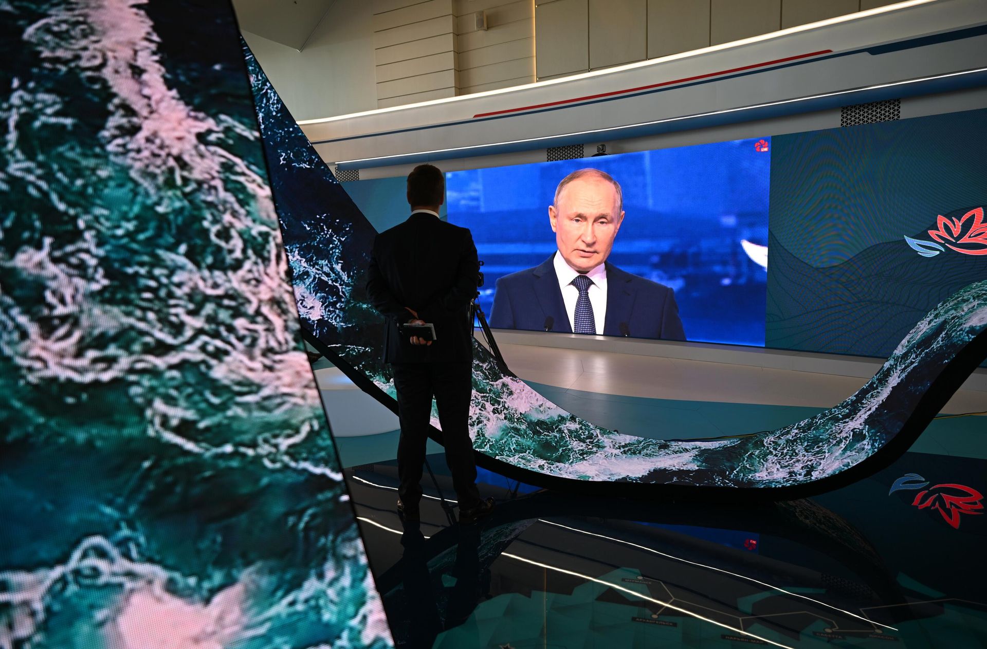 Russian President Vladimir Putin is seen on a screen as he attends the plenary session of the 2022 Eastern Economic Forum (EEF), in Vladivostok, Russia Russian President Vladimir Putin is seen on a screen as he attends the plenary session of the 2022 Eastern Economic Forum (EEF), in Vladivostok, Russia - Sputnik International, 1920, 13.09.2022