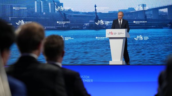Russian President Vladimir Putin speaks at the plenary session of the 7th Eastern Economic Forum in Vladivostok - Sputnik International