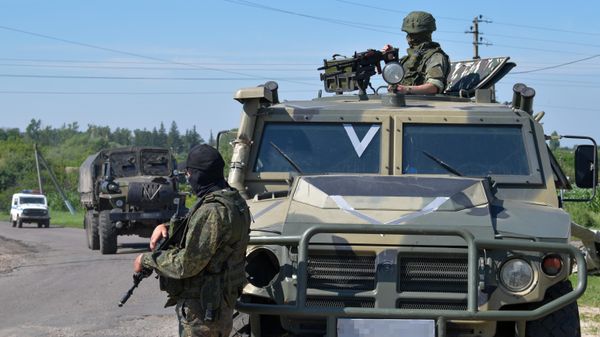 Russian servicemen at a checkpoint at the entrance to a settlement in the Kharkov region in the zone of a special military operation - Sputnik International