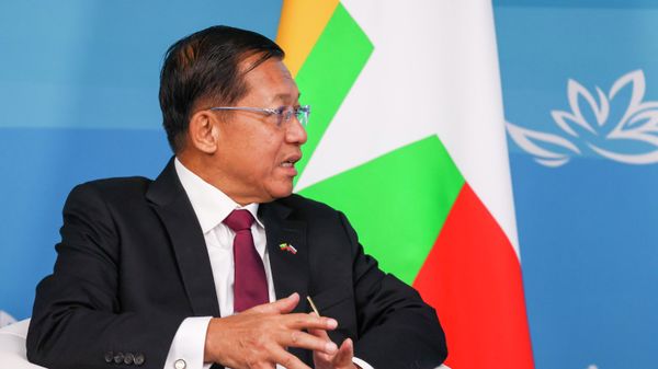 Myanmar State Administration Council Chairman Senior General Min Aung Hlaing speaks to Russian President Vladimir Putin during their meeting on the sideline of the Eastern Economic Forum in Vladivostok, Russia, Wednesday, Sept. 7, 2022 - Sputnik International
