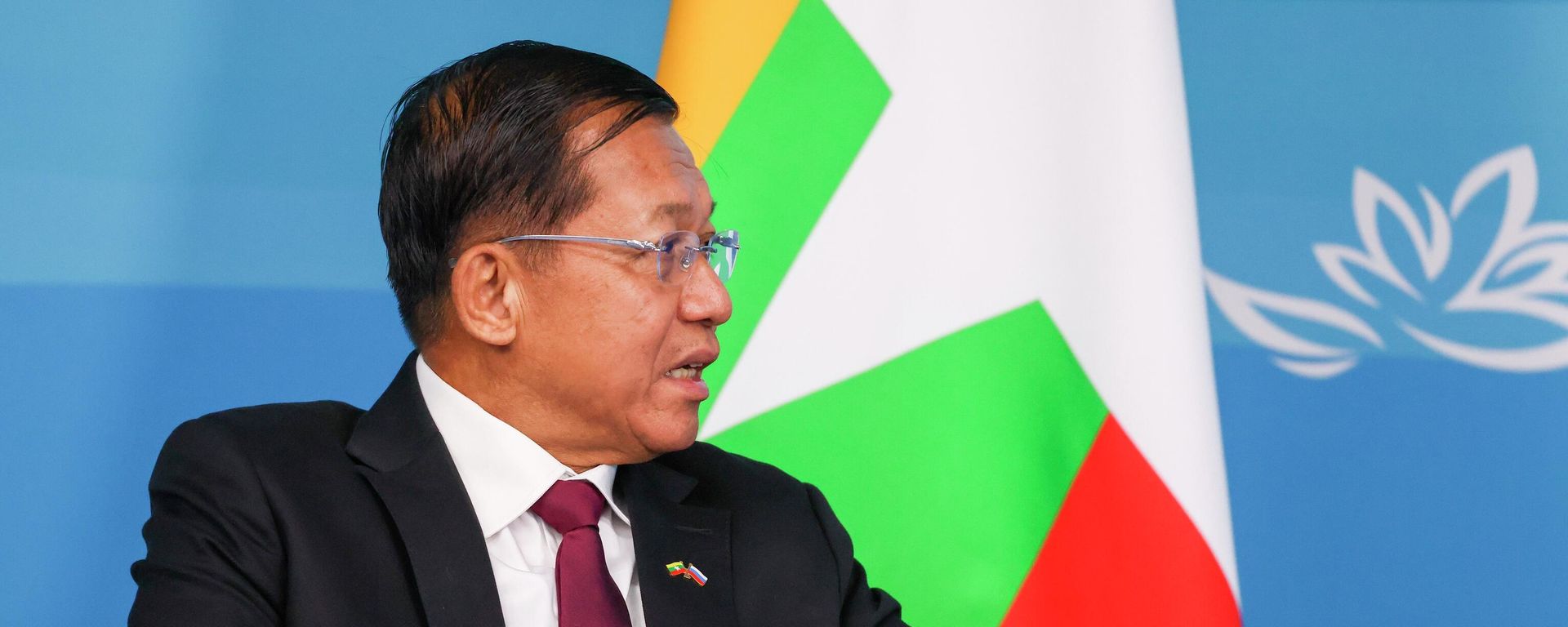Myanmar State Administration Council Chairman Senior General Min Aung Hlaing speaks to Russian President Vladimir Putin during their meeting on the sideline of the Eastern Economic Forum in Vladivostok, Russia, Wednesday, Sept. 7, 2022 Myanmar State Administration Council Chairman Senior General Min Aung Hlaing speaks to Russian President Vladimir Putin during their meeting on the sideline of the Eastern Economic Forum in Vladivostok, Russia, Wednesday, Sept. 7, 2022 - Sputnik International, 1920, 07.09.2022