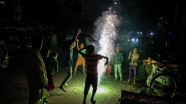 Children play with firecrackers during Diwali celebrations in New Delhi, India, Thursday, Nov. 4, 2021. - Sputnik International