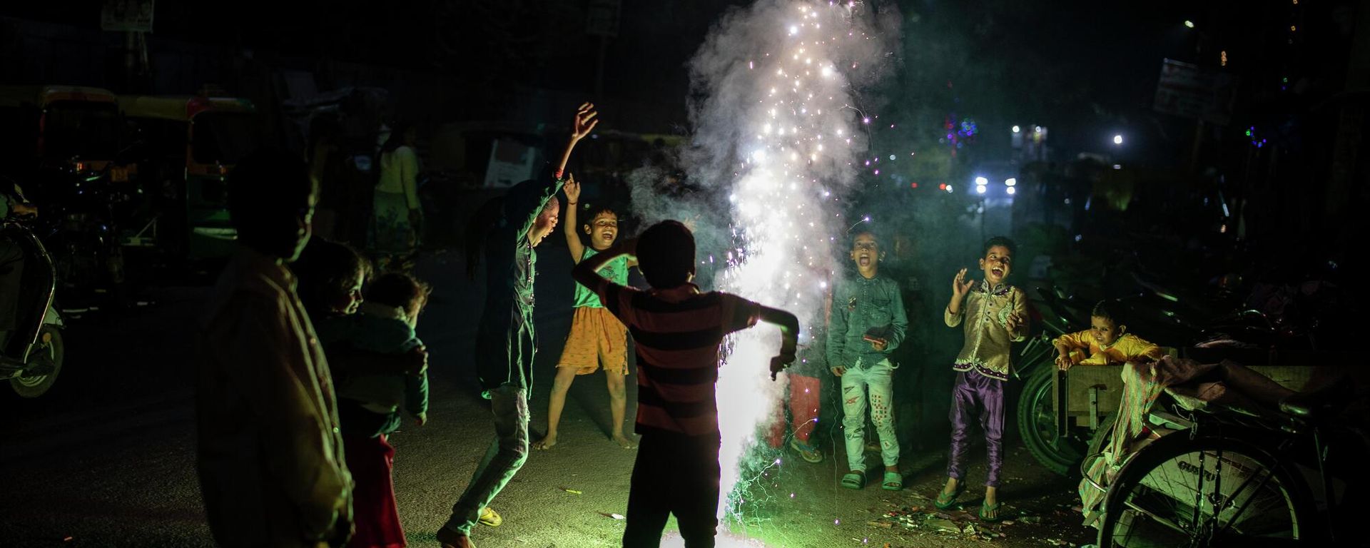 Children play with firecrackers during Diwali celebrations in New Delhi, India, Thursday, Nov. 4, 2021. Children play with firecrackers during Diwali celebrations in New Delhi, India, Thursday, Nov. 4, 2021. - Sputnik International, 1920, 07.09.2022