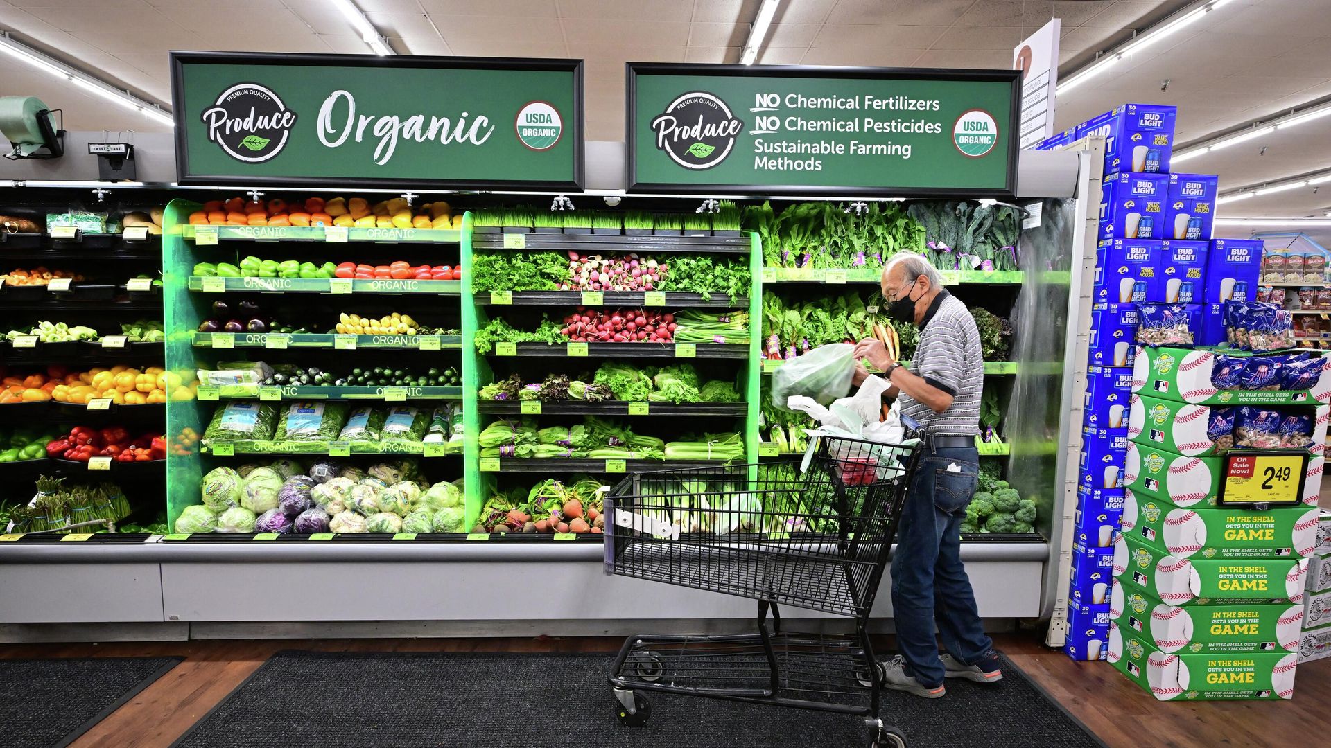 A shopper looks at organic produce at a supermarket in Montebello, California, on August 23, 2022. A shopper looks at organic produce at a supermarket in Montebello, California, on August 23, 2022. - Sputnik International, 1920, 24.09.2022