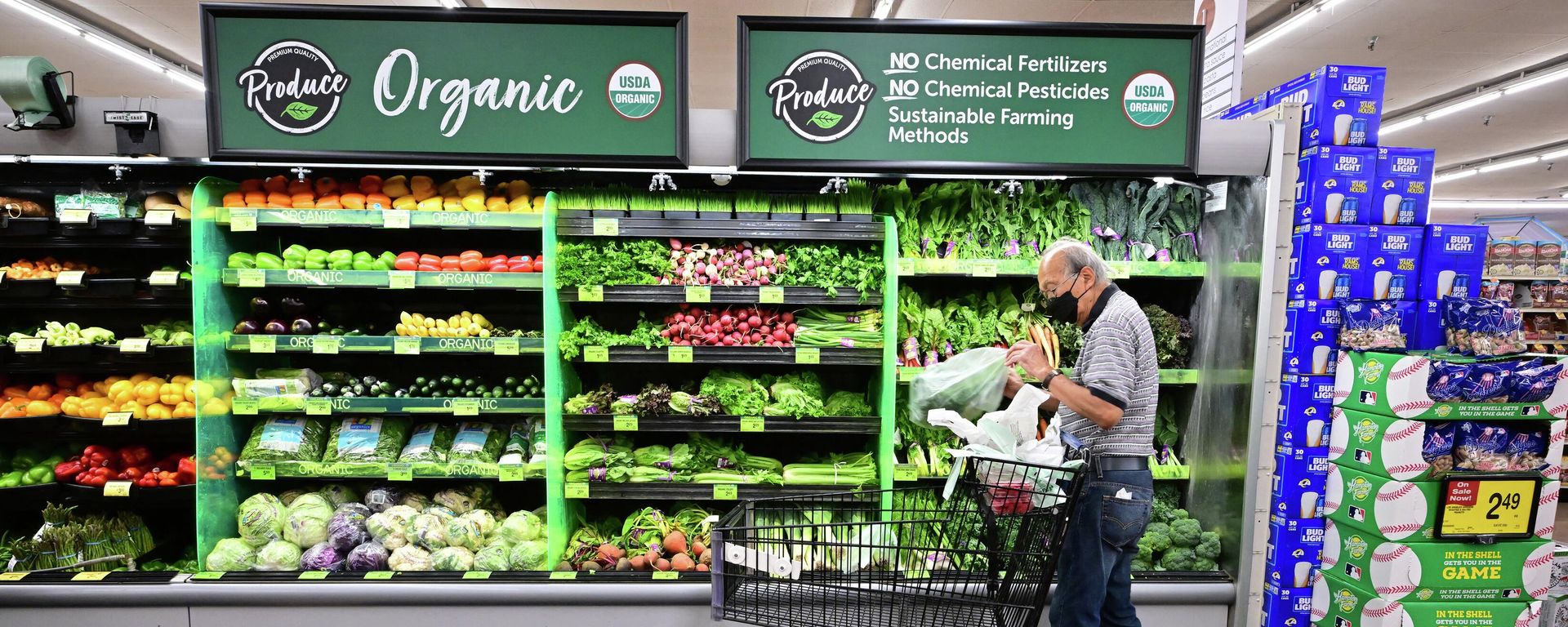 A shopper looks at organic produce at a supermarket in Montebello, California, on August 23, 2022. A shopper looks at organic produce at a supermarket in Montebello, California, on August 23, 2022. - Sputnik International, 1920, 24.09.2022