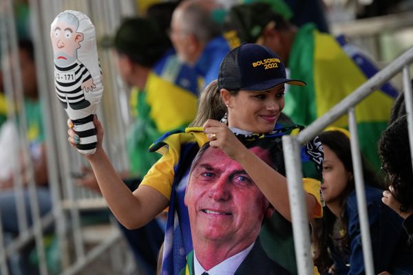 A supporter of President Jair Bolsonaro displays an inflatable showing former President Luiz Inácio Lula da Silva during a military parade commemorating the bicentennial of the country's independence, in Brasilia, Brazil, Wednesday, Sept. 7, 2022. Lula and Bolsonaro lead the polls ahead of October's presidential election. - Sputnik International