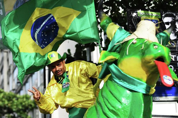 A supporter of Brazilian President Jair Bolsonaro gestures before a motorcade rally and military parade to mark Brazil's 200th anniversary of independence, in Copacabana Beach in Rio de Janeiro, on September 7, 2022. - Sputnik International