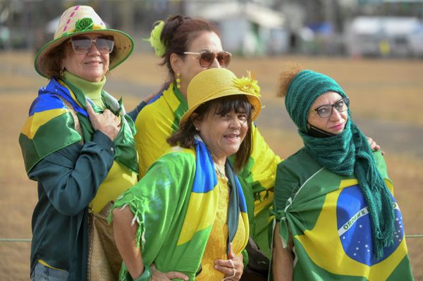 Supporters of Brazilian President Jair Bolsonaro pose for a picture during celebrations of Brazil's 200 years of independence, at the Ministry Esplanade in Brasilia on September 7, 2022. - Sputnik International