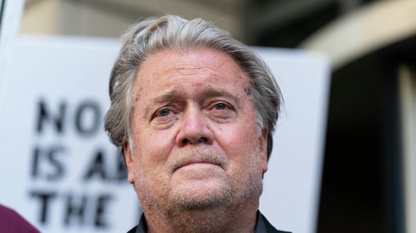Former White House strategist Steve Bannon pauses as he departs federal court July 22, 2022, in Washington - Sputnik International