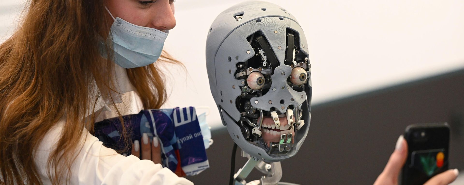 A participant of the Eastern Economic Forum in Vladivostok is photographed with the service robot-promoter Alex A participant of the Eastern Economic Forum in Vladivostok is photographed with the service robot-promoter Alex - Sputnik International, 1920, 27.11.2023