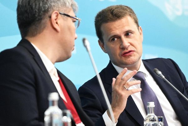 Minister for the Development of the Russian Far East and Arctic Alexei Chekunkov, right, and Buryatia Governor Alexei Tsydenov at the Muravyov-Amursky 2030 session at the Eastern Economic Forum (EEF) in Vladivostok. - Sputnik International