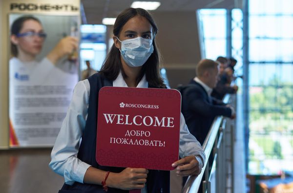 A volunteer at the Eastern Economic Forum in Vladivostok - Sputnik International