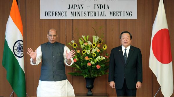 India's Defense Minister Rajnath Singh, left, and Japan's Defense Minister Yasukazu Hamada pose for photographers prior to the Japan-India bilateral defense meeting at the Japanese Defense Ministry in Tokyo Thursday, Sept. 8, 2022 - Sputnik International
