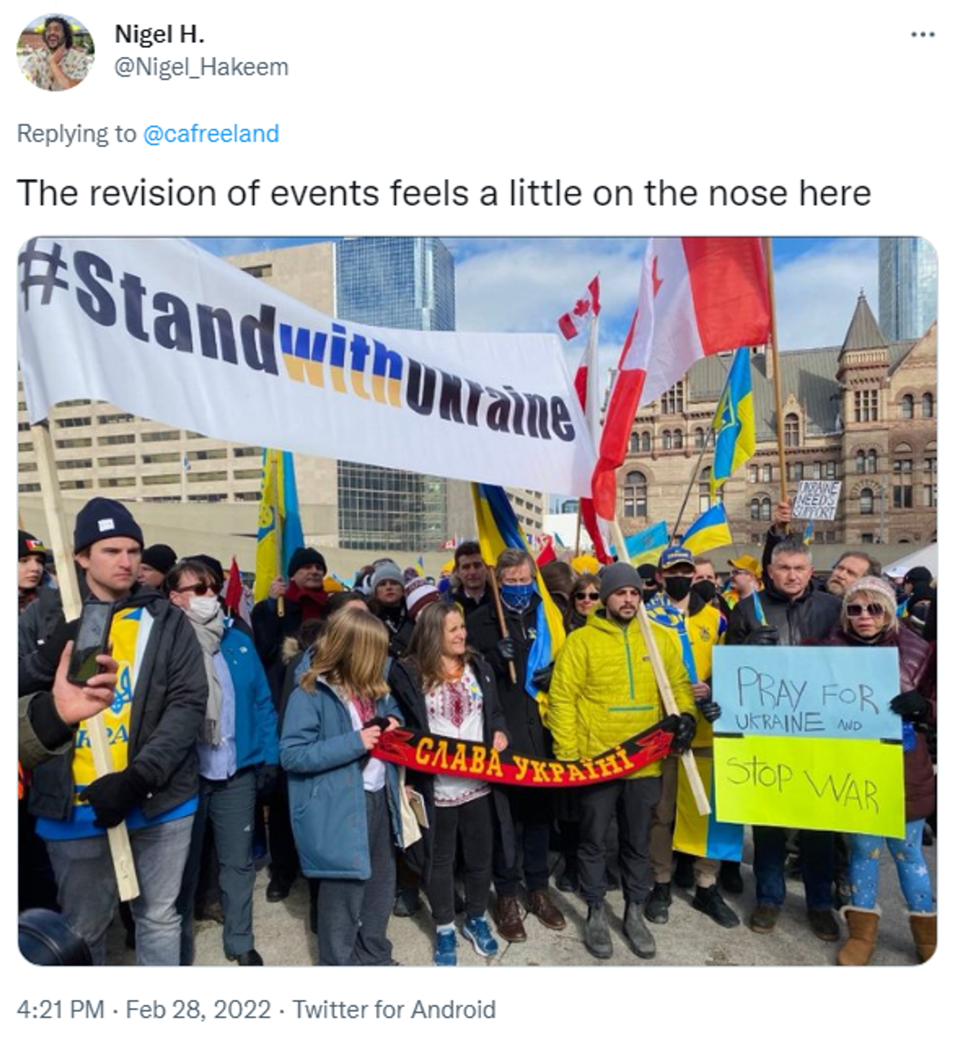 Canadian Deputy Prime Minister Chrystia Freeland holds a scarf in the colours of the Ukrainian Insurgent Army at a February 28 demonstration in Toronto - Sputnik International, 1920, 08.09.2022