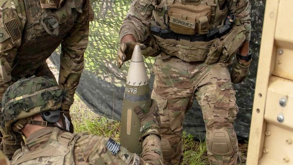 An M982A1 Excalibur round being loaded into a howitzer during US Army training in 2020 - Sputnik International