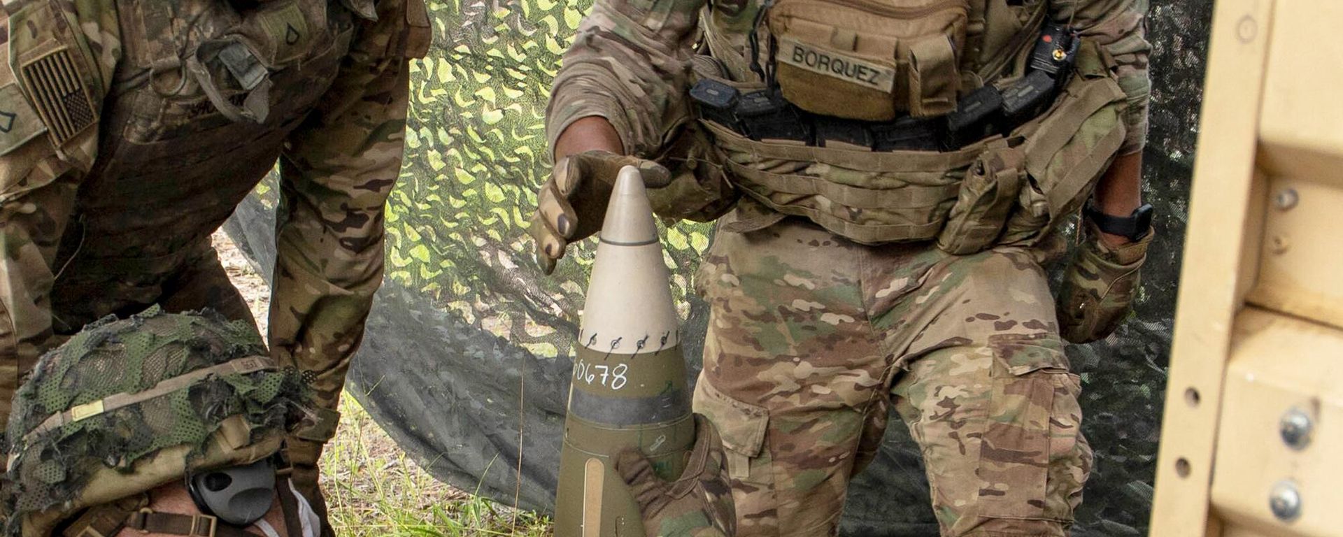 An M982A1 Excalibur round being loaded into a howitzer during US Army training in 2020 An M982A1 Excalibur round being loaded into a howitzer during US Army training in 2020 - Sputnik International, 1920, 08.09.2022