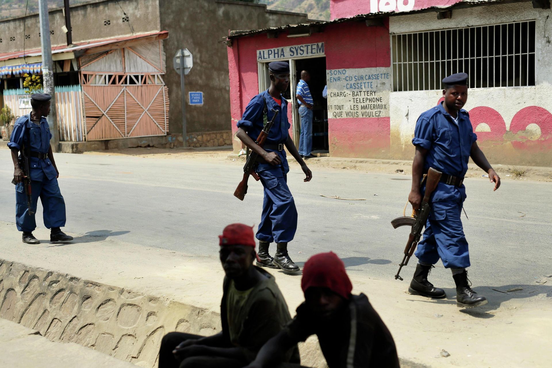 FILE - Policemen patrol the Musaga district of Bujumbura, Burundi on July 20, 2015. Opposition leaders and human rights groups warned in Dec. 2021 that Burundi's government has shown little if any improvement under Ndayishimiye, who took office after the death of President Pierre Nkurunziza in 2020 with talk of reforms after years of deadly political crackdowns. (AP Photo/Jerome Delay, File) FILE - Policemen patrol the Musaga district of Bujumbura, Burundi on July 20, 2015. Opposition leaders and human rights groups warned in Dec. 2021 that Burundi's government has shown little if any improvement under Ndayishimiye, who took office after the death of President Pierre Nkurunziza in 2020 with talk of reforms after years of deadly political crackdowns. (AP Photo/Jerome Delay, File) - Sputnik International, 1920, 08.09.2022