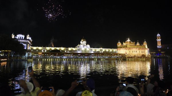Fireworks lit over the Golden Temple on the occasion of the 418th anniversary of the installation of the Guru Granth Sahib (Sikh holy book) in Amritsar on August 28, 2022 - Sputnik International