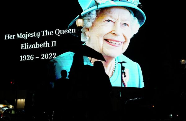 People pass by an image of Queen Elizabeth II projected onto a large screen at Piccadilly Circus, in London, Thursday, Sept. 8, 2022. Queen Elizabeth II, Britain's longest-reigning monarch and a rock of stability across much of a turbulent century, died Thursday after 70 years on the throne. She was 96. - Sputnik International