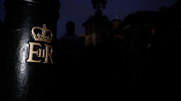 People gather near Buckingham Palace, after the announcement of the death of Queen Elizabeth II, in London, Thursday, Sept. 8, 2022.  - Sputnik International