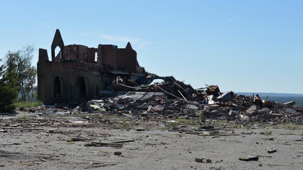 A building destroyed after shelling by the Armed Forces of Ukraine near the Memorial of Glory on Mount Kremenets. - Sputnik International