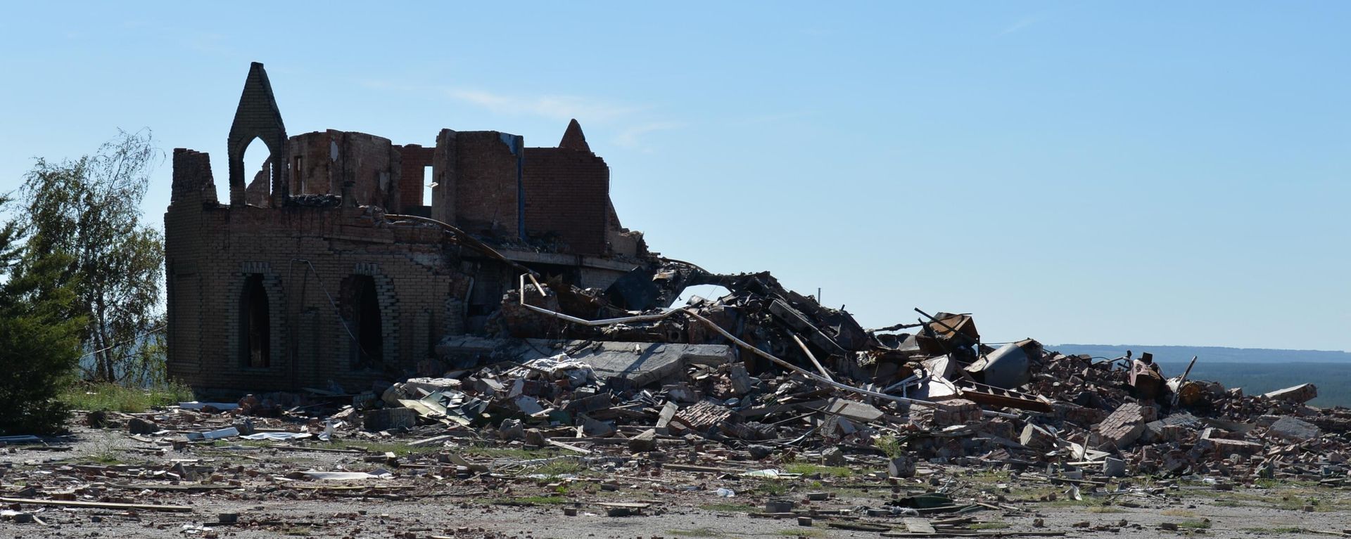 A building destroyed after shelling by the Armed Forces of Ukraine near the Memorial of Glory on Mount Kremenets. A building destroyed after shelling by the Armed Forces of Ukraine near the Memorial of Glory on Mount Kremenets. - Sputnik International, 1920, 09.09.2022