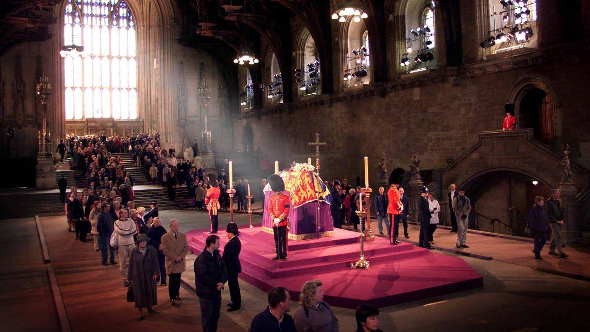 Sunlight streams into London's Westminster Hall, as mourners paying their last respects, file past the coffin of Britain's Queen Mother Sunday, April 7, 2002,  before her funeral at Westminster Abbey on April 9. - Sputnik International, 1920, 09.09.2022