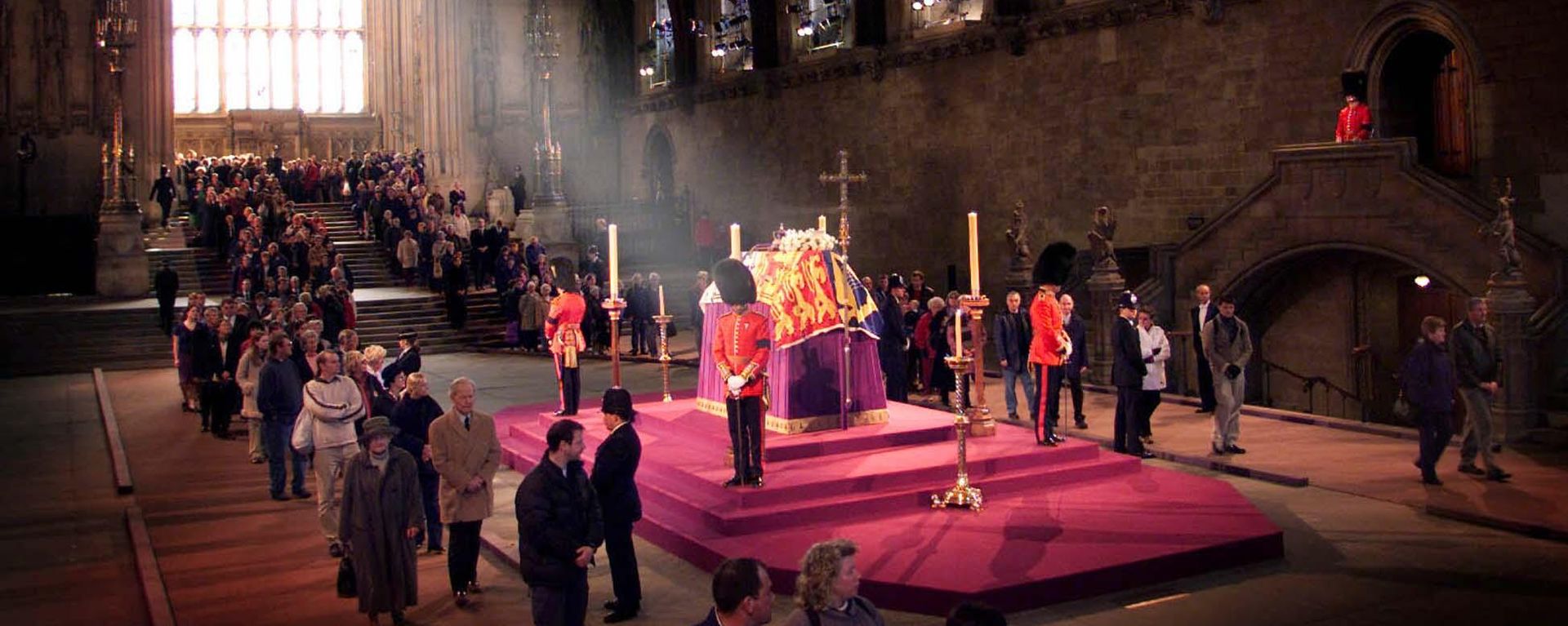 Sunlight streams into London's Westminster Hall, as mourners paying their last respects, file past the coffin of Britain's Queen Mother Sunday, April 7, 2002,  before her funeral at Westminster Abbey on April 9. - Sputnik International, 1920, 09.09.2022
