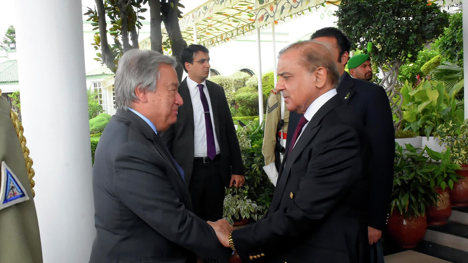 In this handout photo released by Pakistan Prime Minister Office, U.N. Secretary-General Antonio Guterres, left, shake hand with Pakistan Prime Minister Shahbaz Sharif in Islamabad, Pakistan, Friday, Sept. 9, 2022. - Sputnik International, 1920, 09.09.2022