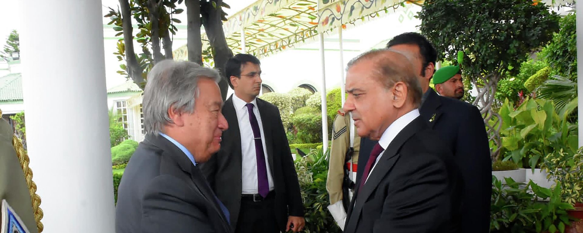 In this handout photo released by Pakistan Prime Minister Office, U.N. Secretary-General Antonio Guterres, left, shake hand with Pakistan Prime Minister Shahbaz Sharif in Islamabad, Pakistan, Friday, Sept. 9, 2022. In this handout photo released by Pakistan Prime Minister Office, U.N. Secretary-General Antonio Guterres, left, shake hand with Pakistan Prime Minister Shahbaz Sharif in Islamabad, Pakistan, Friday, Sept. 9, 2022. - Sputnik International, 1920, 09.09.2022