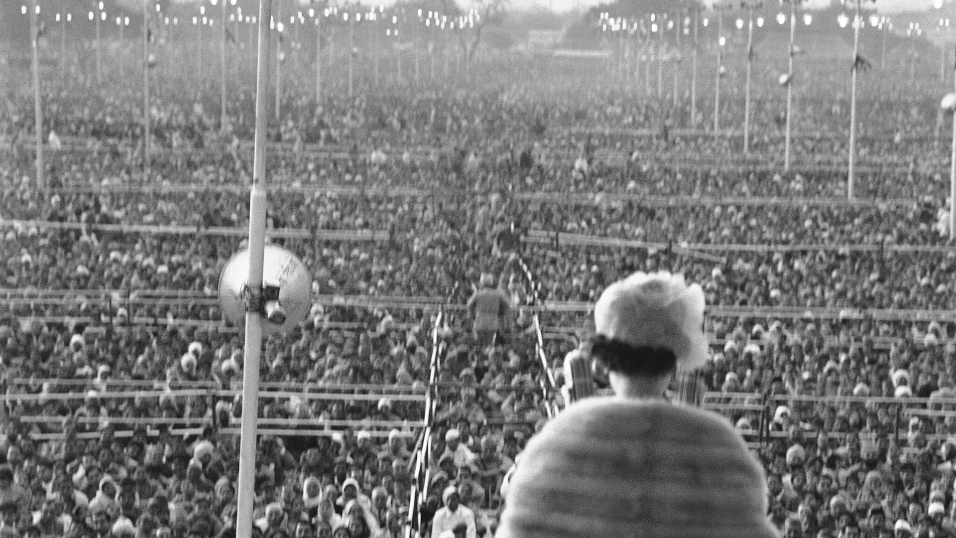Queen Elizabeth II of great Britain delivers and address to a vast gathering of more than a quarter of a million Indians at the Ramlila assembly grounds outside the walls of old Delhi, India on Jan. 28, 1961 - Sputnik International, 1920, 09.09.2022