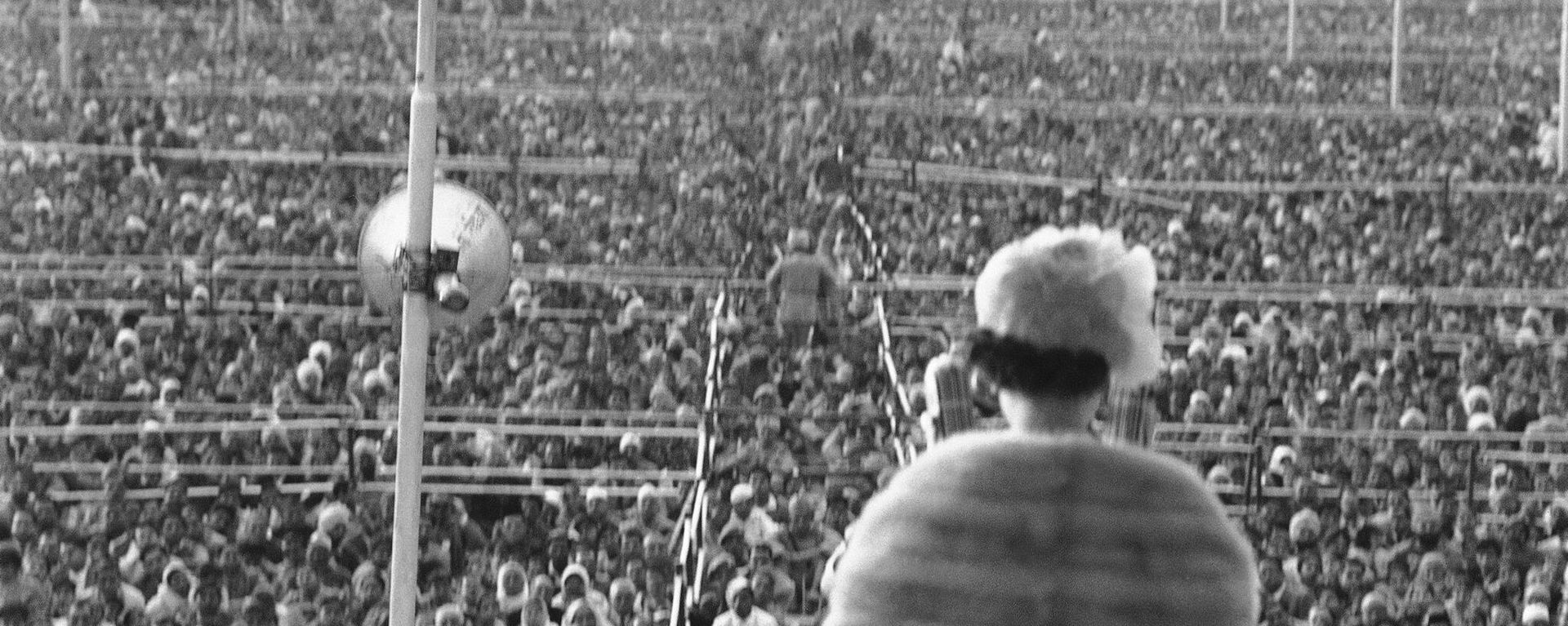 Queen Elizabeth II of great Britain delivers and address to a vast gathering of more than a quarter of a million Indians at the Ramlila assembly grounds outside the walls of old Delhi, India on Jan. 28, 1961 Queen Elizabeth II of great Britain delivers and address to a vast gathering of more than a quarter of a million Indians at the Ramlila assembly grounds outside the walls of old Delhi, India on Jan. 28, 1961 - Sputnik International, 1920, 09.09.2022