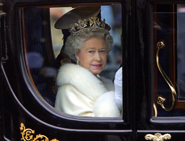 Queen Elizabeth II acknowledges the crowd from her horse carriage as she leaves Buckingham palace for the opening of parliament in London, 06 December 2000 - Sputnik International