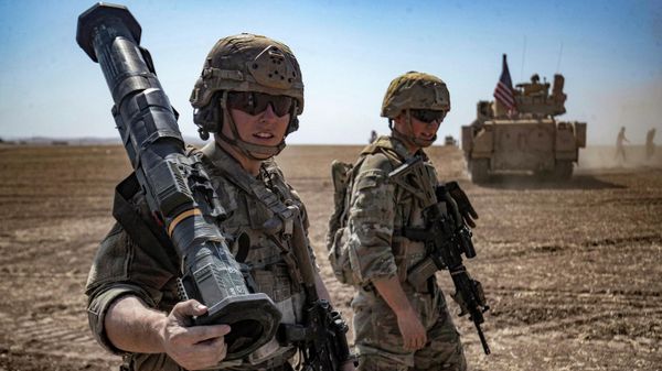 A US soldier walks with an AT4 anti-tank weapon during a joint military exercise between forces of the US-led Combined Joint Task Force-Operation Inherent Resolve coalition against the Islamic State (IS) group and members of the Syrian Democratic Forces (SDF) in the countryside of the town of al-Malikiya (Derik in Kurdish) in Syria's northeastern Hasakah province on September 7, 2022 - Sputnik International