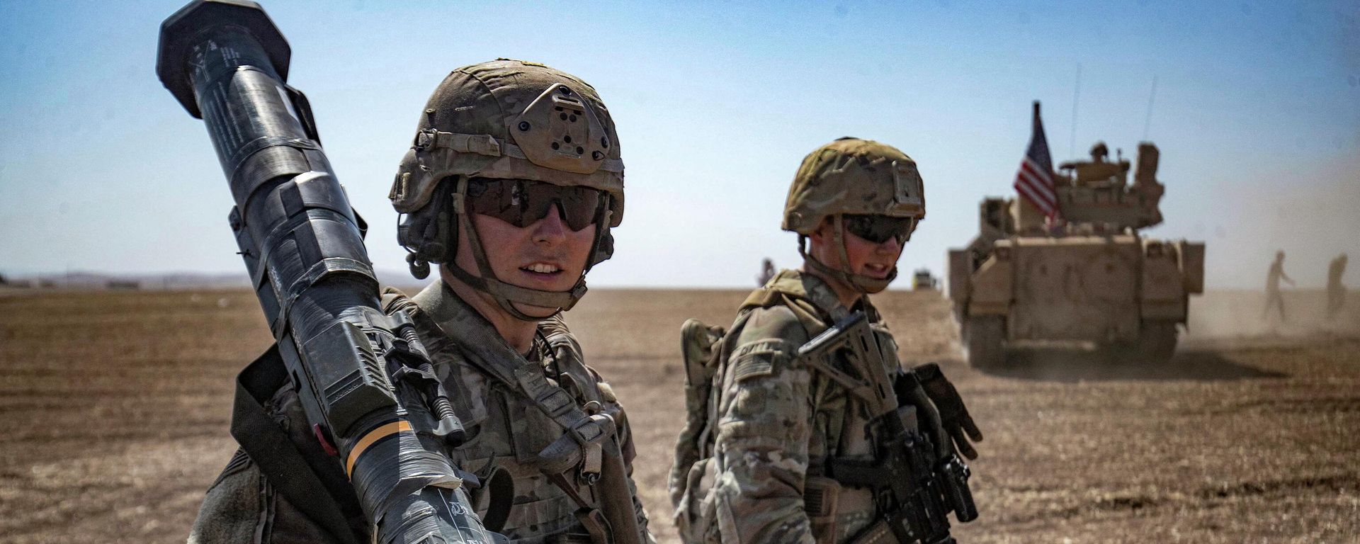 A US soldier walks with an AT4 anti-tank weapon during a joint military exercise between forces of the US-led Combined Joint Task Force-Operation Inherent Resolve coalition against the Islamic State (IS) group and members of the Syrian Democratic Forces (SDF) in the countryside of the town of al-Malikiya (Derik in Kurdish) in Syria's northeastern Hasakah province on September 7, 2022 - Sputnik International, 1920, 06.10.2022