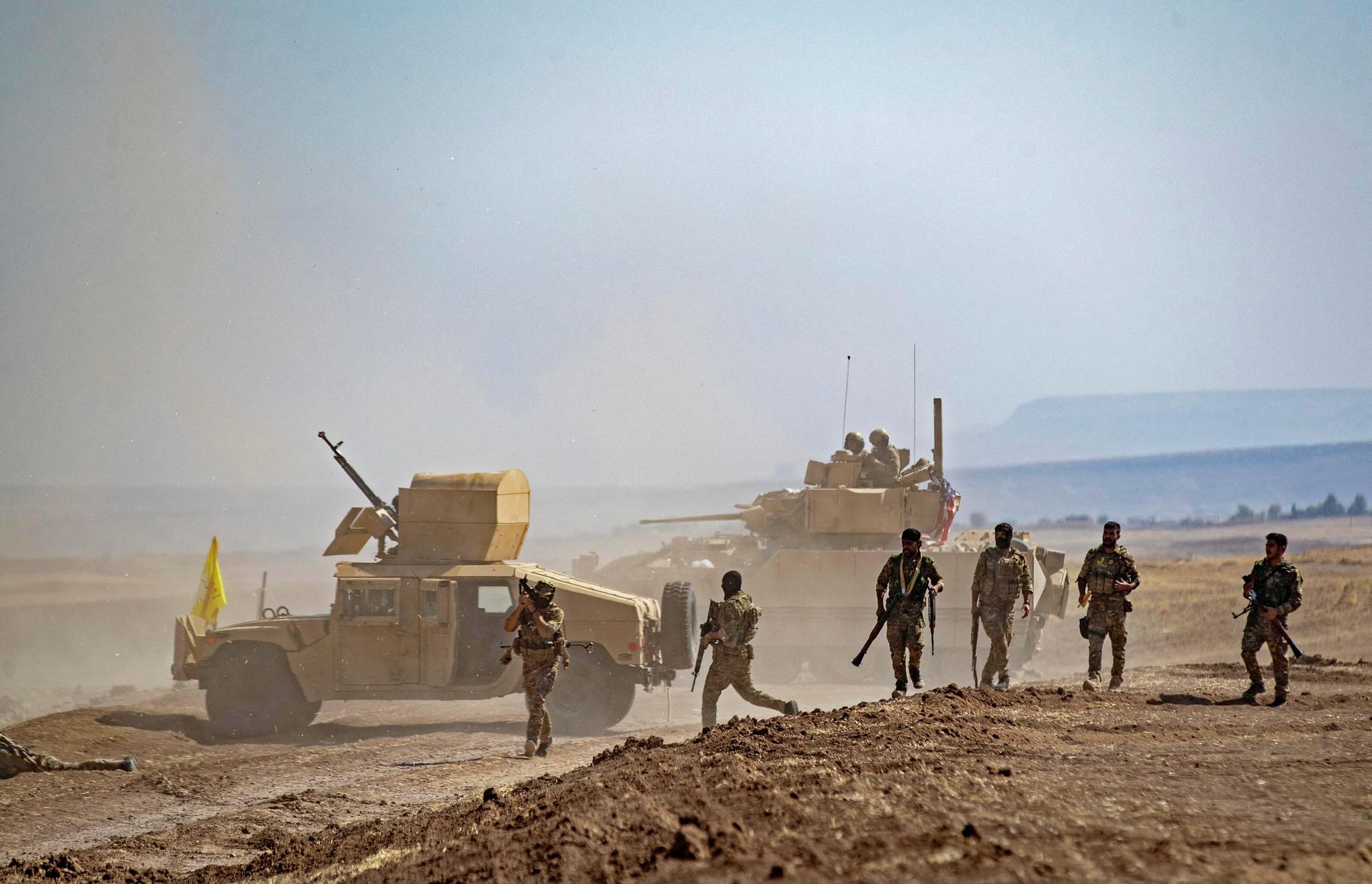 Fighters of the Syrian Democratic Forces (SDF) gather near a US Bradley Fighting Vehicle (BFV) during a joint military exercise with forces of the US-led Combined Joint Task Force-Operation Inherent Resolve coalition against the Islamic State (IS) group in the countryside of the town of al-Malikiya (Derik in Kurdish) in Syria's northeastern Hasakah province on September 7, 2022 Fighters of the Syrian Democratic Forces (SDF) gather near a US Bradley Fighting Vehicle (BFV) during a joint military exercise with forces of the US-led Combined Joint Task Force-Operation Inherent Resolve coalition against the Islamic State (IS) group in the countryside of the town of al-Malikiya (Derik in Kurdish) in Syria's northeastern Hasakah province on September 7, 2022 - Sputnik International, 1920, 09.09.2022