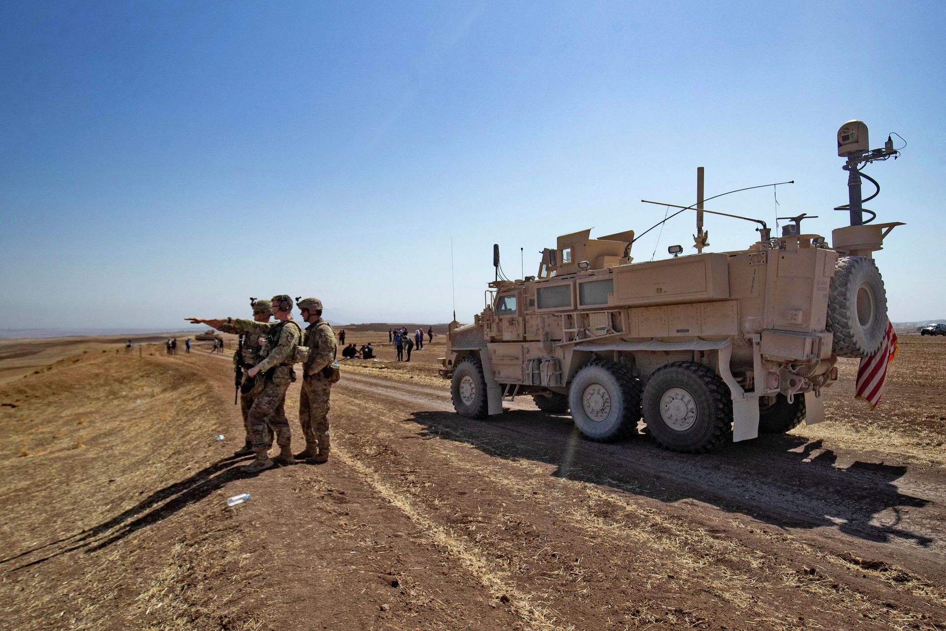 US soldiers stand near a Mine Resistant Ambush Protected (MRAP) military vehicle as they attend a joint military exercise between forces of the US-led Combined Joint Task Force-Operation Inherent Resolve coalition against the Islamic State (IS) group and members of the Syrian Democratic Forces (SDF) in the countryside of the town of al-Malikiya (Derik in Kurdish) in Syria's northeastern Hasakah province on September 7, 2022 US soldiers stand near a Mine Resistant Ambush Protected (MRAP) military vehicle as they attend a joint military exercise between forces of the US-led Combined Joint Task Force-Operation Inherent Resolve coalition against the Islamic State (IS) group and members of the Syrian Democratic Forces (SDF) in the countryside of the town of al-Malikiya (Derik in Kurdish) in Syria's northeastern Hasakah province on September 7, 2022 - Sputnik International, 1920, 09.09.2022