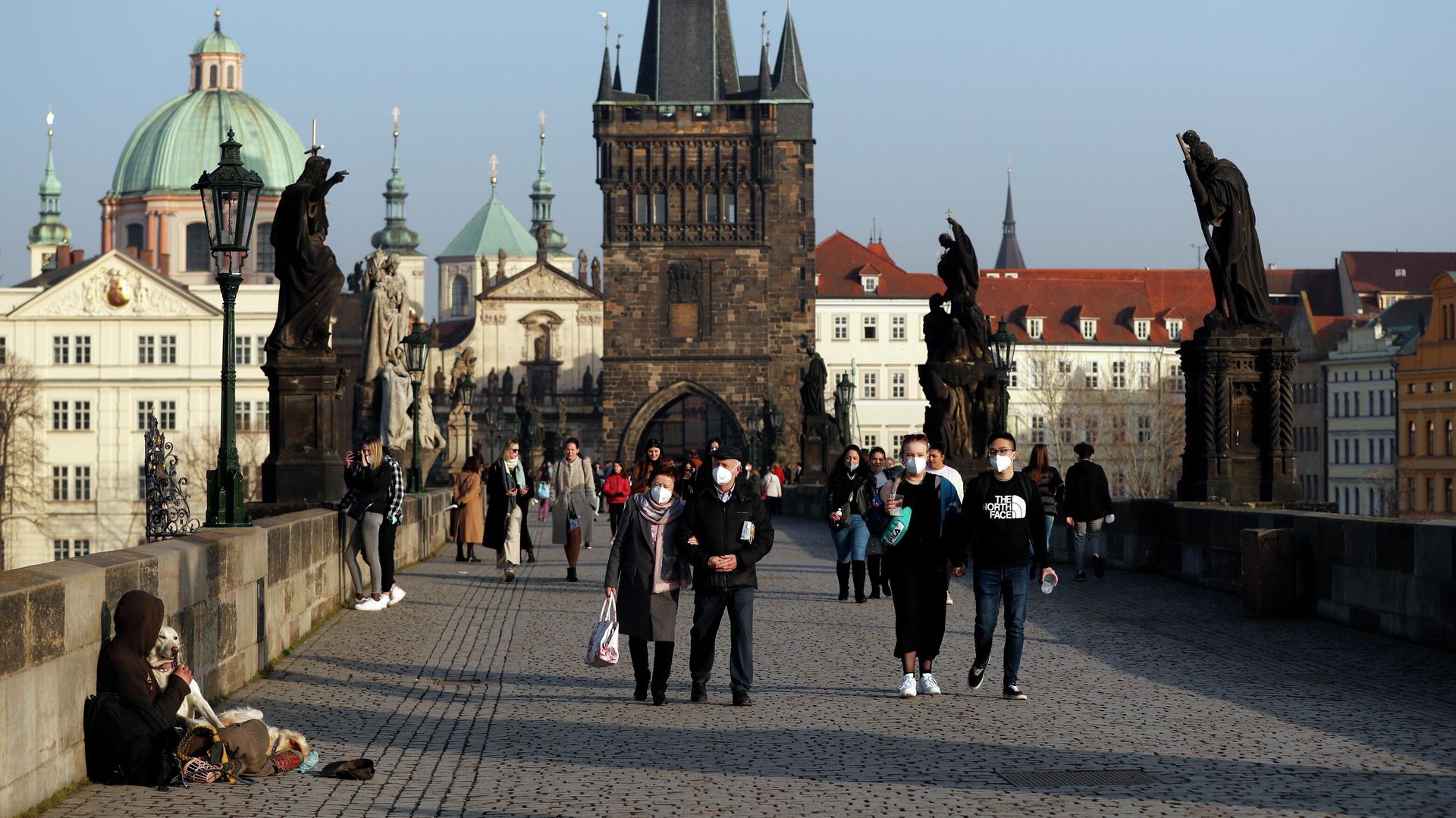 FILE - People wearing face masks walk across the medieval Charles Bridge in Prague, Czech Republic, on Feb. 25, 2021 - Sputnik International, 1920, 17.11.2022