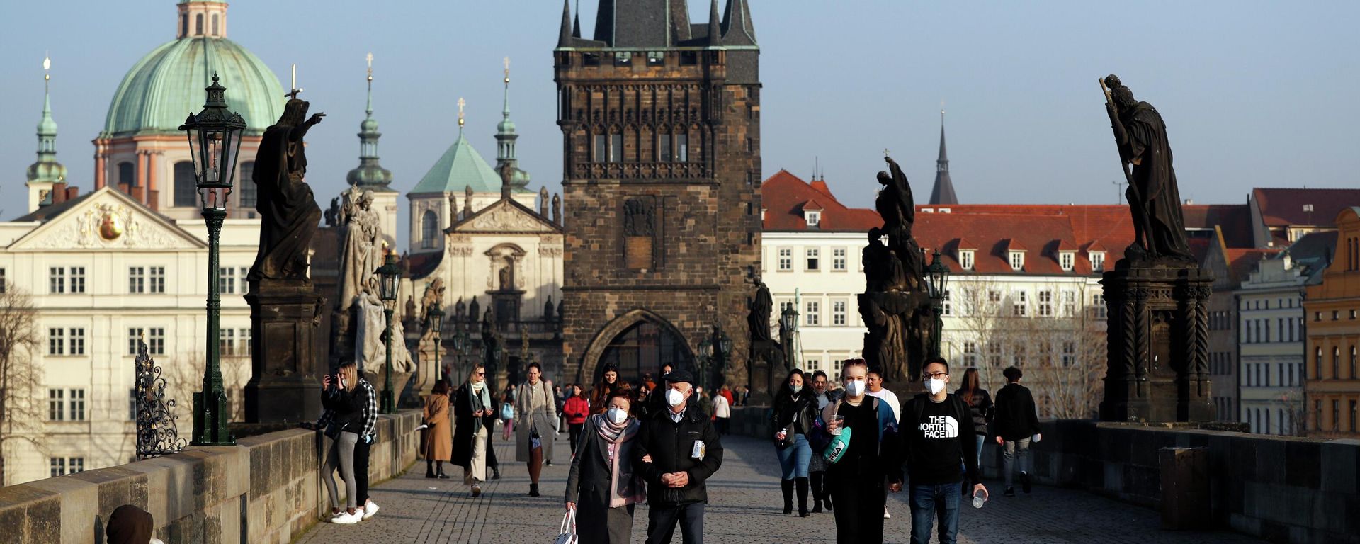 FILE - People wearing face masks walk across the medieval Charles Bridge in Prague, Czech Republic, on Feb. 25, 2021 FILE - People wearing face masks walk across the medieval Charles Bridge in Prague, Czech Republic, on Feb. 25, 2021 - Sputnik International, 1920, 17.11.2022