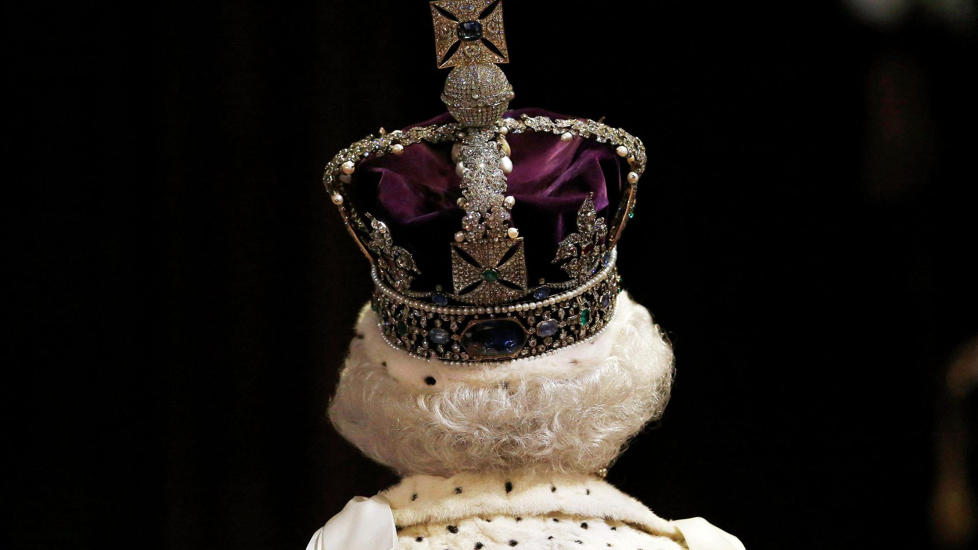 In this file photo taken on May 27, 2015 Britain's Queen Elizabeth II, wearing the Imperial State Crown, proceeds through the Royal Gallery as she attends the State Opening of Parliament in the House of Lords at the Palace of Westminster in central London on May 27, 2015 - Sputnik International, 1920, 09.09.2022