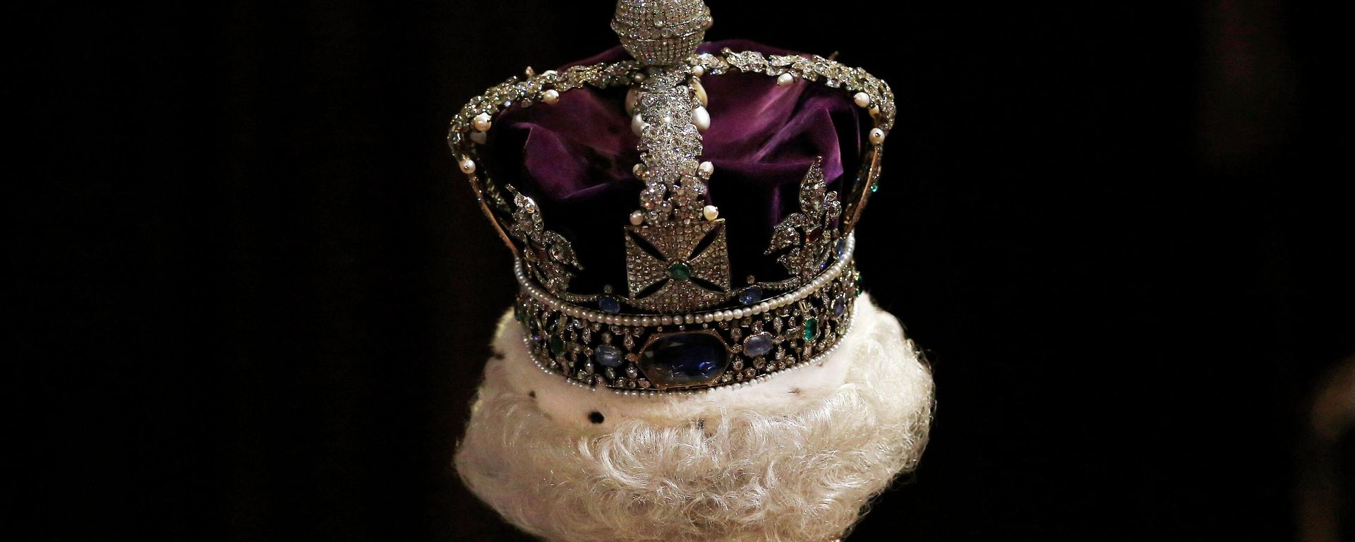 In this file photo taken on May 27, 2015 Britain's Queen Elizabeth II, wearing the Imperial State Crown, proceeds through the Royal Gallery as she attends the State Opening of Parliament in the House of Lords at the Palace of Westminster in central London on May 27, 2015 - Sputnik International, 1920, 19.09.2022