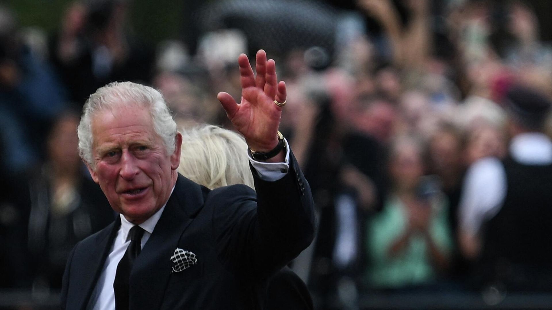 Britain's King Charles III and Britain's Camilla, Queen Consort greet the crowd upon their arrival Buckingham Palace in London, on September 9, 2022, a day after Queen Elizabeth II died at the age of 96. - Sputnik International, 1920, 09.09.2022