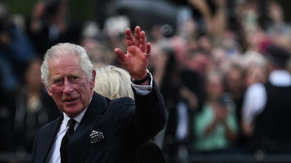 Britain's King Charles III and Britain's Camilla, Queen Consort greet the crowd upon their arrival Buckingham Palace in London, on September 9, 2022, a day after Queen Elizabeth II died at the age of 96. - Sputnik International