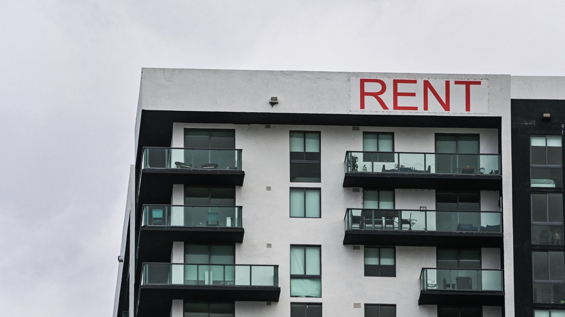 A Rent sign is displayed on an apartment building in Miami, Florida on January 20, 2022 - Sputnik International, 1920, 03.10.2022