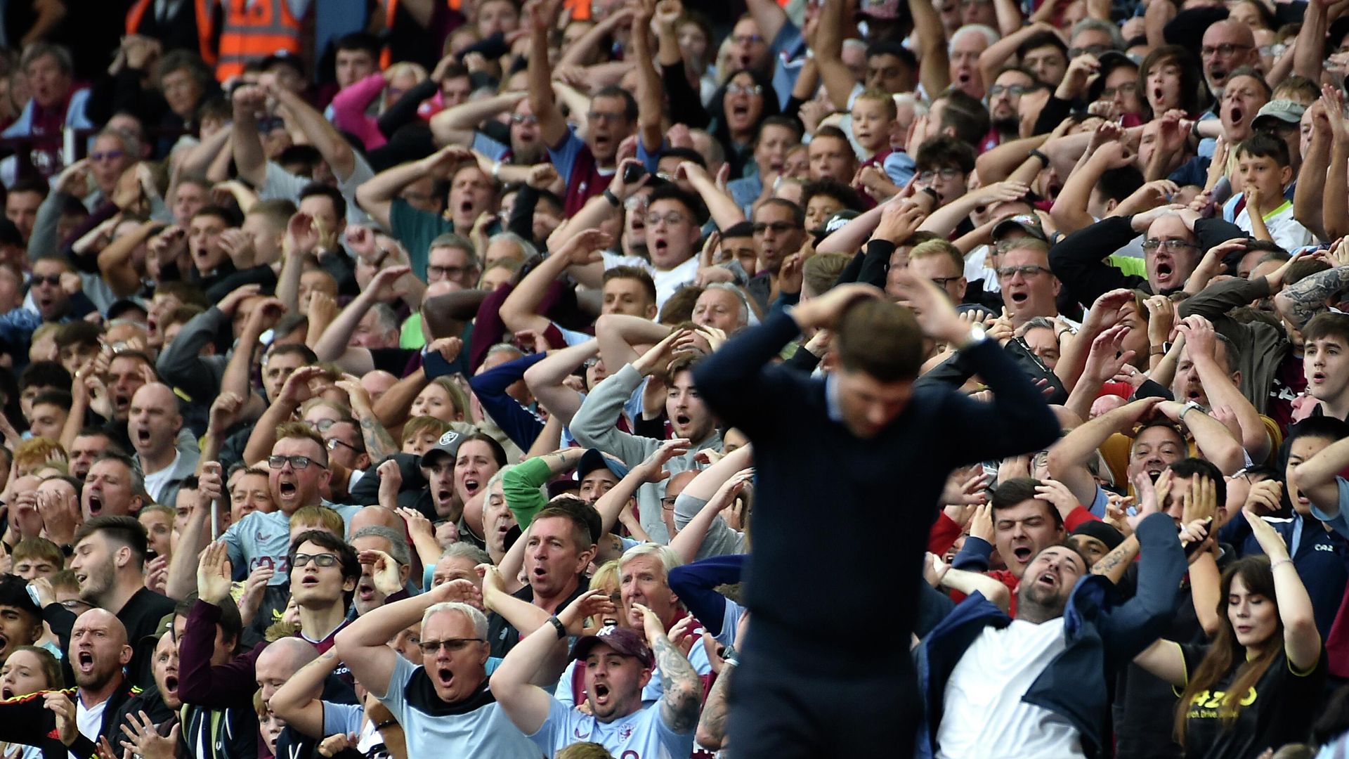 Fans react during the English Premier League soccer match between Aston Villa and Manchester City at Villa Park in Birmingham, England, Saturday, Sept. 3, 2022.  - Sputnik International, 1920, 10.09.2022